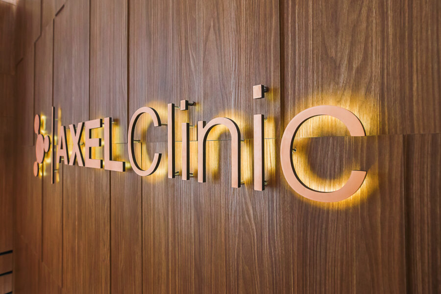 Дизайн рецепшну та кава поінту Axel Clinic