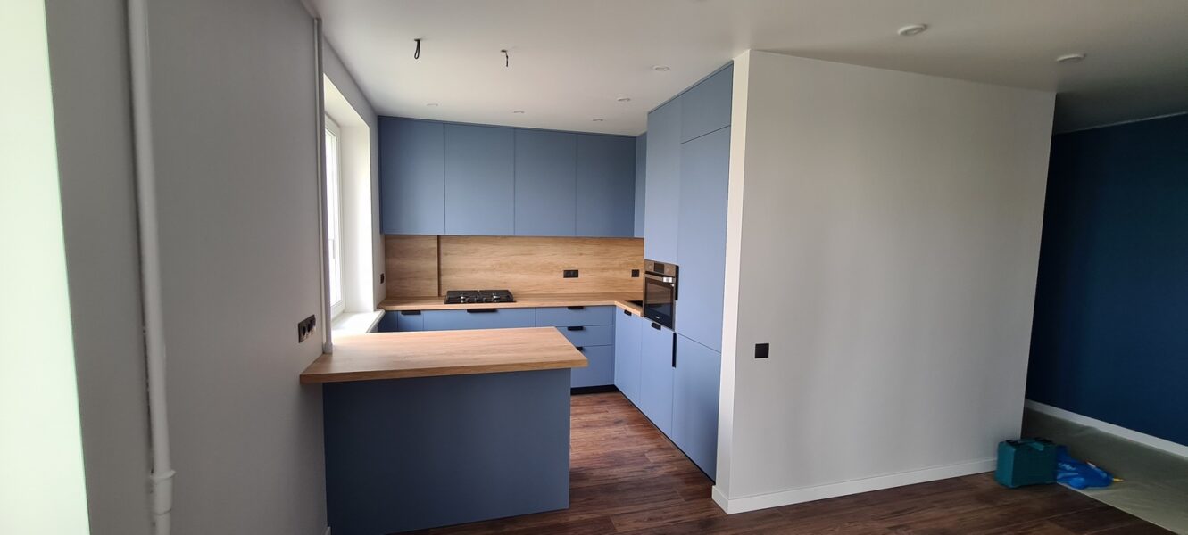 Kitchen design in blue tone